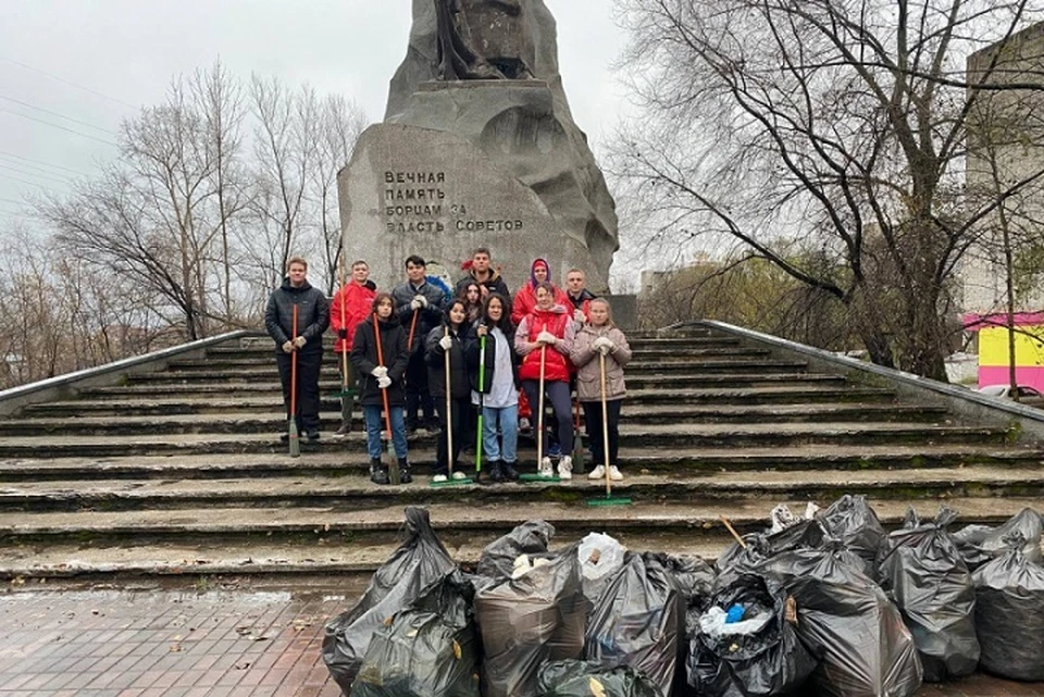 Молодые волонтеры из ОНФ взяли шефство над памятниками в Хабаровском крае Фото: ОНФ Хабаровского края