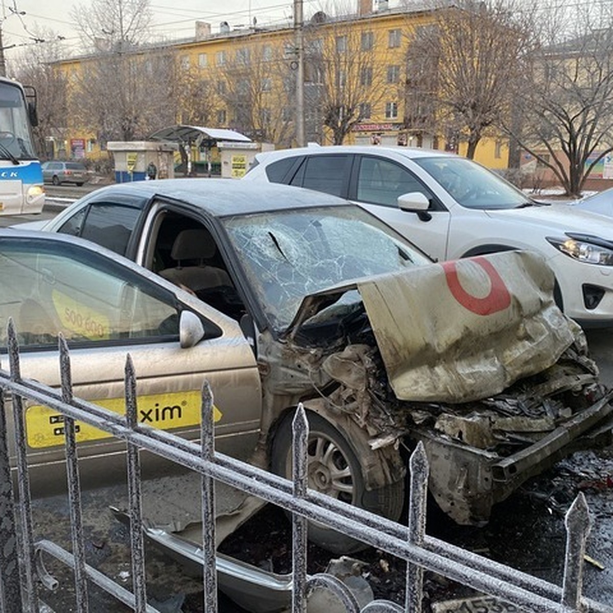 В Ангарске водитель такси погиб при столкновении с пассажирским автобусом -  KP.RU