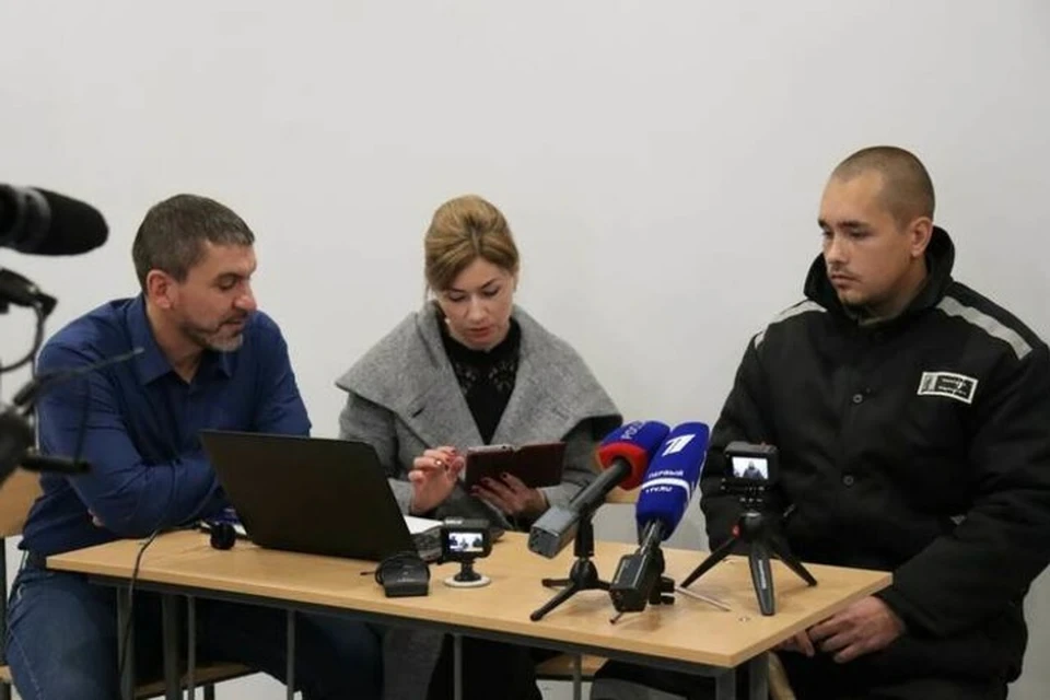 Представитель омбудсмена ЛНР Алина Нечаева помогла Владиславу Кашенцу (справа) пообщаться по видеосвязи с матерью. Фото: Омбудсмен ЛНР
