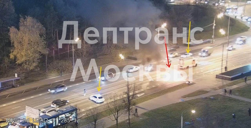 Автомобиль полыхает на Балаклавском проспекте в Москве