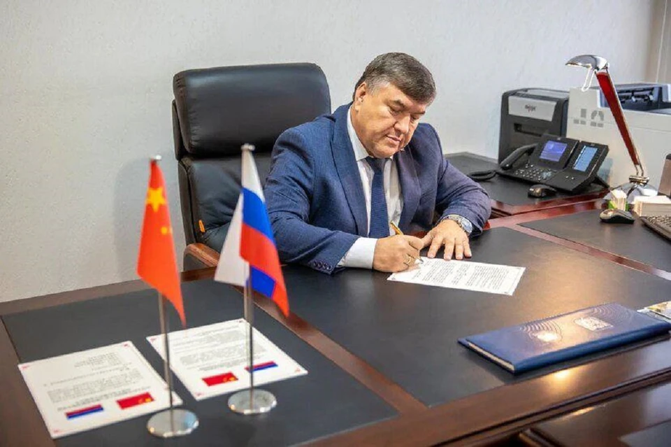 Михаил Солоницин и мэр Цзинин подписали договор об установлении побратимых отношений. Фото: Телеграм-канал Михаила Солоницына.