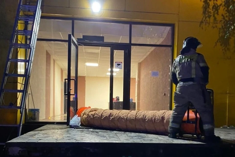 Из здания самостоятельно эвакуировались 46 человек.