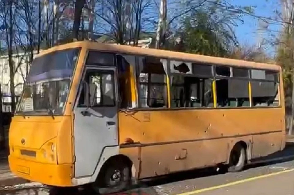 Три человека ранены из-за попадания в маршрутку в Донецке. Фото: ТГ/Кулемзин