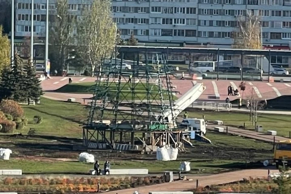 В набережных челнах началось. Елка на мэрии Набережные Челны 2022. Центральная площадь в Набережных Челнах. Набережные Челны ёлка строют2023. Эстакада в Набережных Челнах.