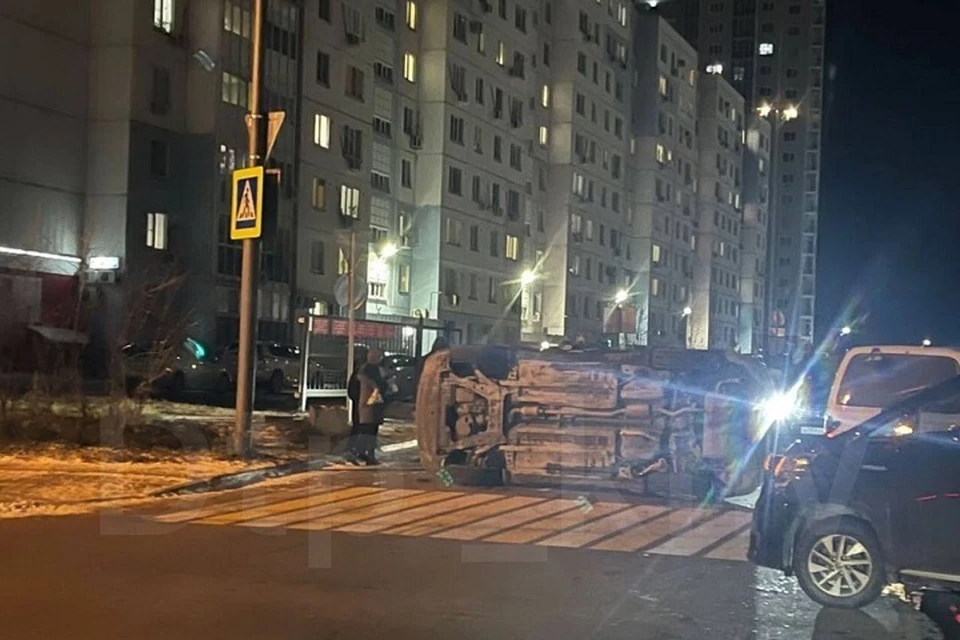 Автомобиль перевернулся на перекрестке в Хабаровске Фото: @dtp_khv