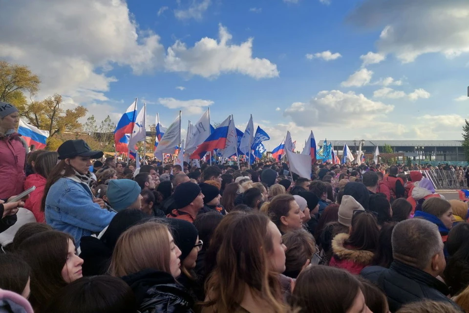 На левом берегу собрались тысячи горожан и гостей донской столицы.