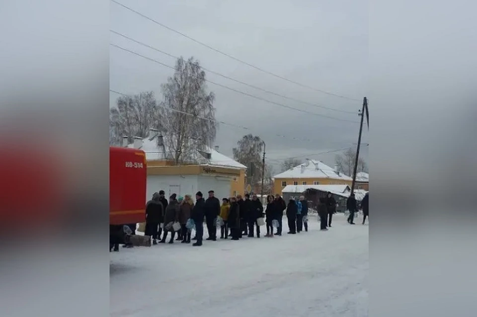 Жители поселка Буланаш стоят в очереди за питьевой водой. Фото: соцсети главы Артемовского Константина Трофимова