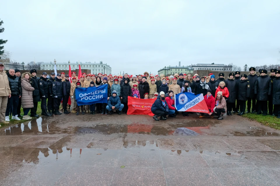 В честь 65-летия первого Вечного огня в России «Комсомольская правда» организовала акцию памяти на Марсовом поле.