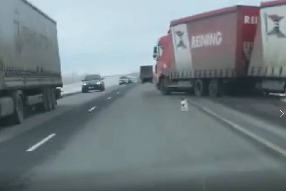 Самостоятельно выбраться из грязи большегруз не смог. Фото: стоп-кадр с видео
