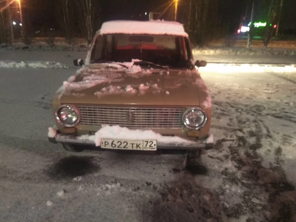 На парковке ТРЦ на Алебашевской в Тюмени дрифтовала 18-летняя девушка без прав