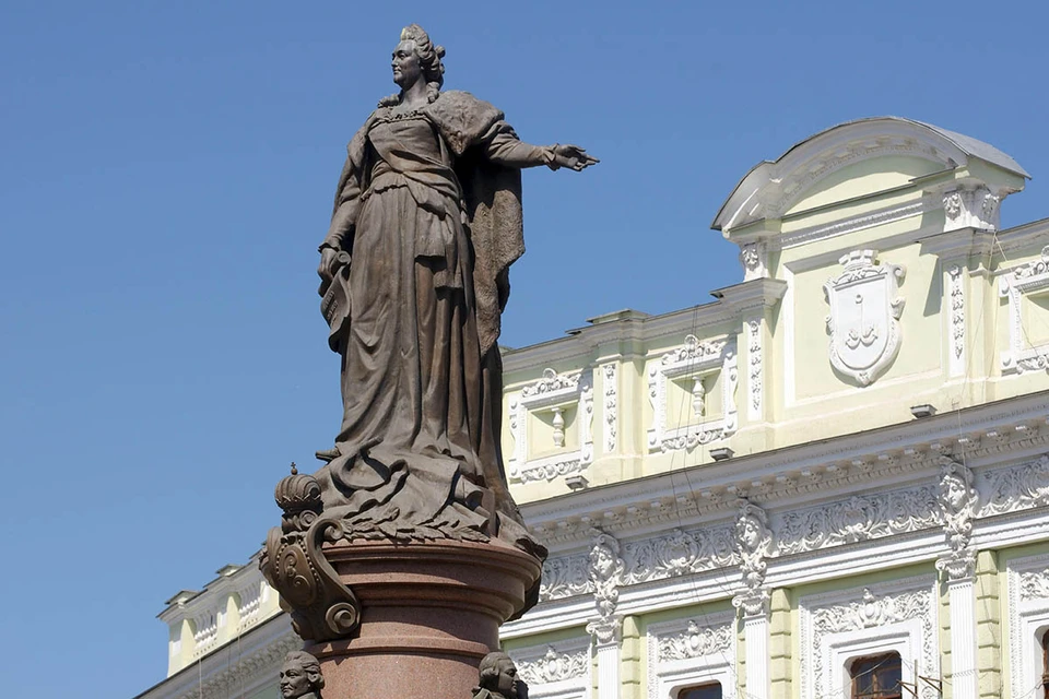В Одессе начались работы по демонтажу памятника Екатерине II.