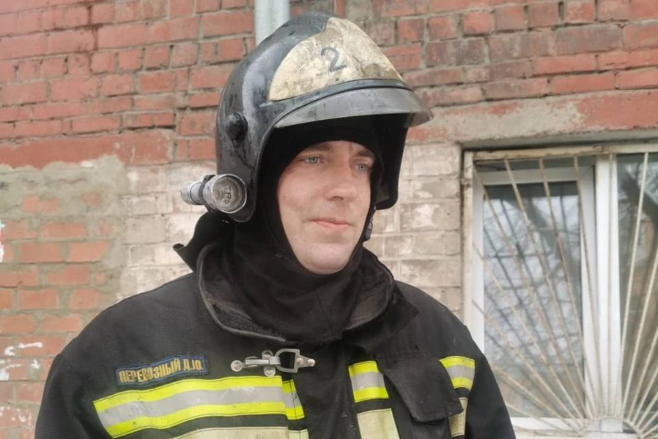 Пожарный поймал 10-летнего мальчика, упавшего из окна горящего дома в Иркутске