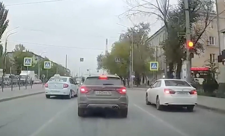 Астраханская полиция задержала таксиста, чуть не сбившего пешехода