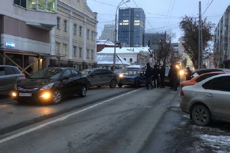 Виновника столкновения увезли в больницу. Фото: отделение пропаганды ГИБДД по Екатеринбургу