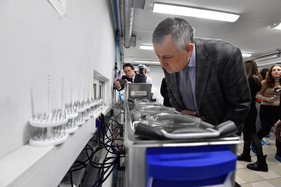 Губернатор Александр Дрозденко познакомился с импортозамещающей продукцией для стоматологии, которую выпускает предприятие «АРТ Стомус». Фото: пресс-служба правительства Ленинградской области.
