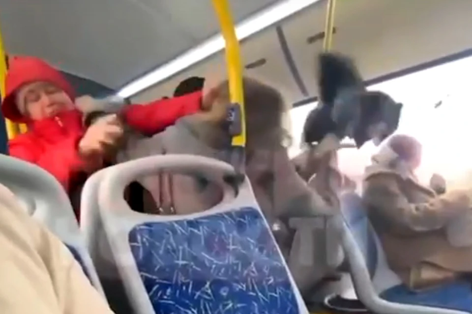 Остановить драку в автобусе и успокоить женщин пытался молодой человек.