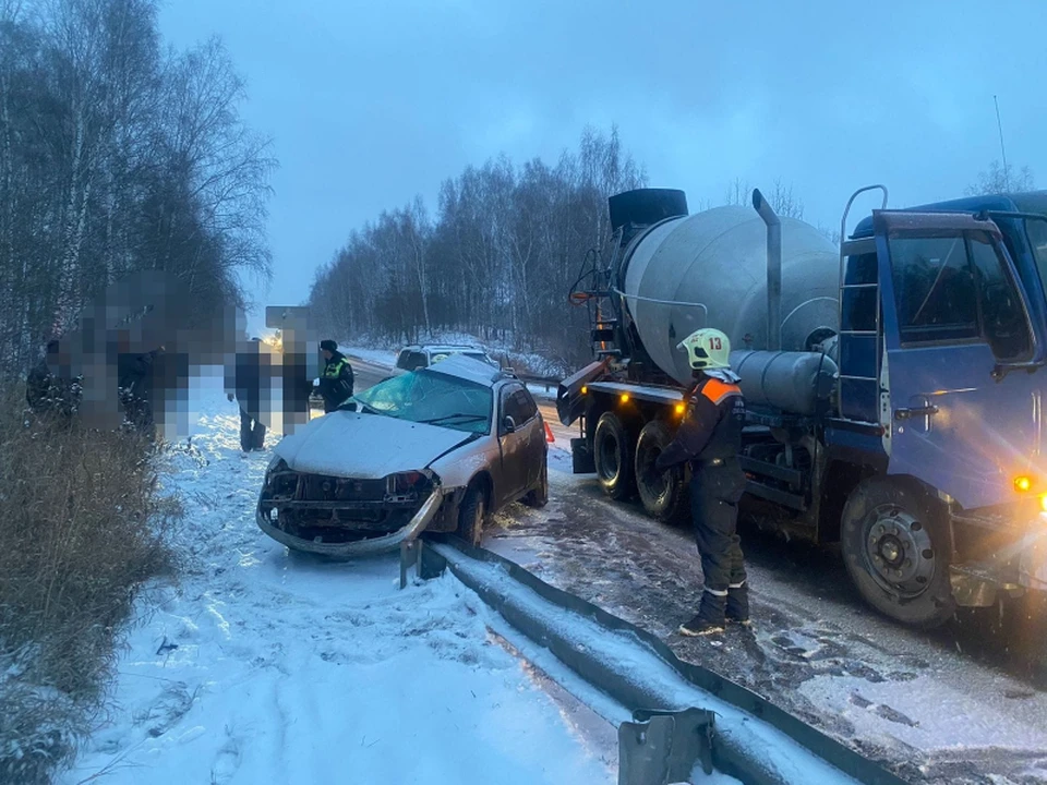 На выезде из Томска в ДТП с бетономешалкой погибли два человека. Фото: пресс-служба УМВД России по Томской области