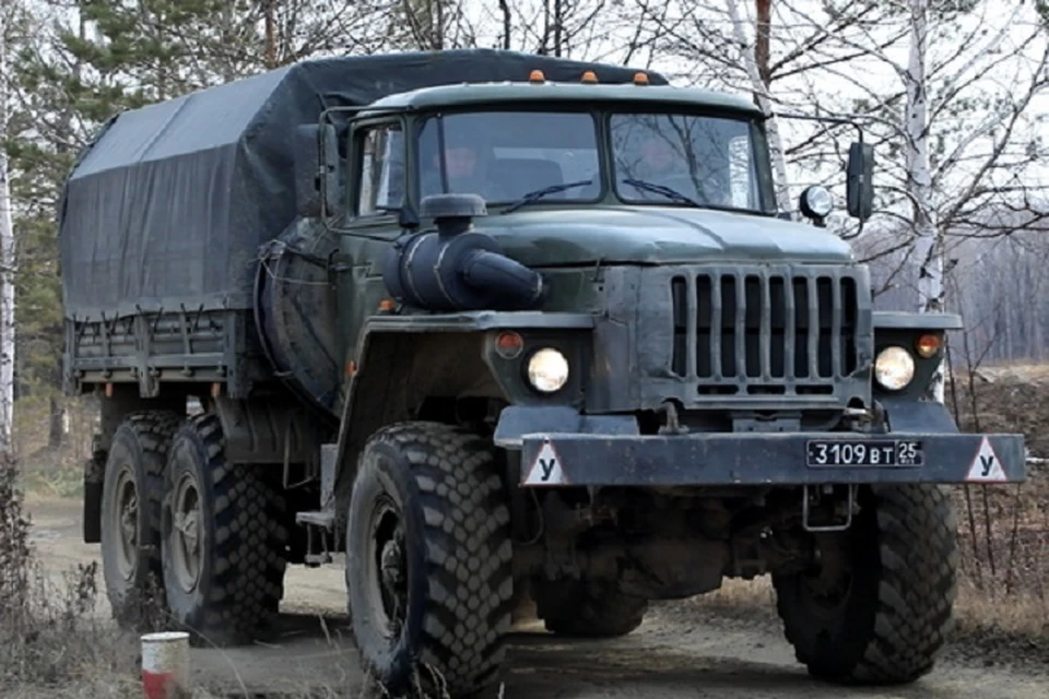 Мобилизованные практикуются в вождении тяжелых грузовых автомобилей в Хабаровском крае