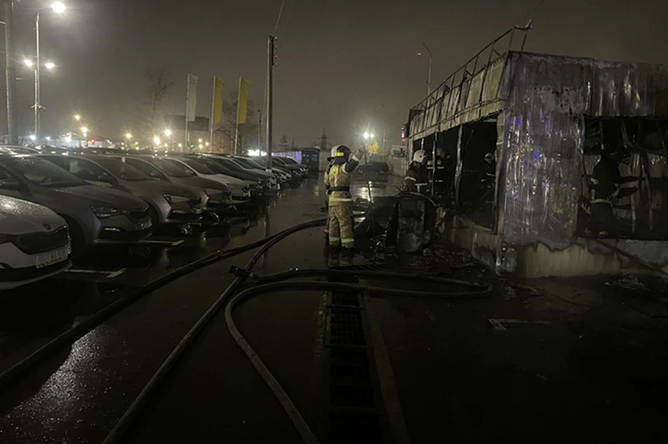 10 автомобилей пострадали во время пожара у автосалона в Нижнем Новгороде.