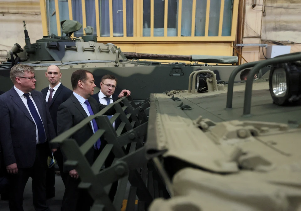 Медведев заявил, что Россия в одиночку противостоит НАТО и западному миру