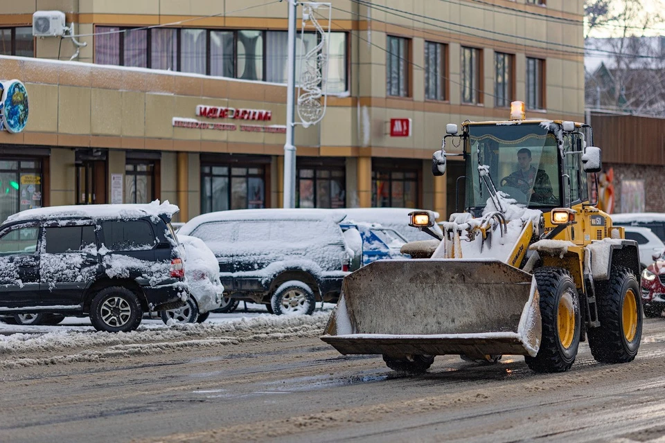 На расчистку улиц Южно-Сахалинска после циклона вышло 96 единиц техники. Фото администрации областного центра