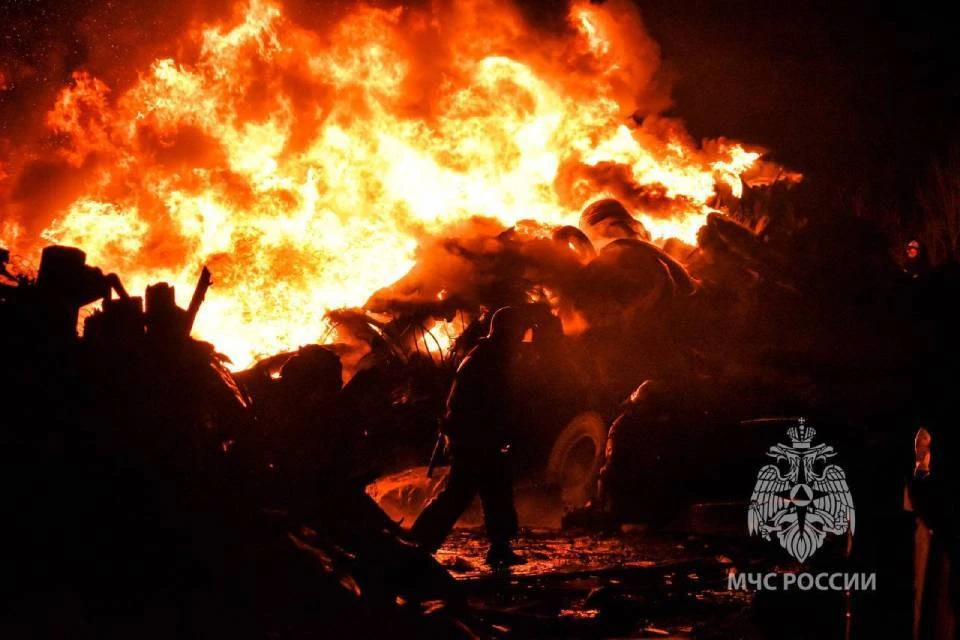 Площадь пожара составляет порядка 100 квадратных метров. Фото: МЧС по Мурманской области