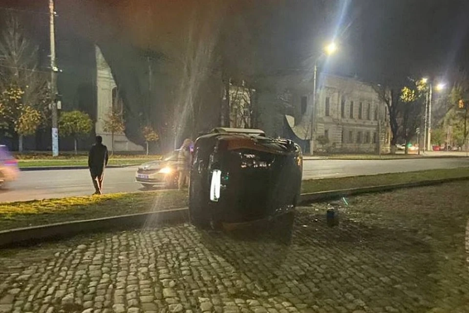 Volkswagen Polo наехал на бордюрный камень и опрокинулся набок. Фото: отдел пропаганды УГИБДД