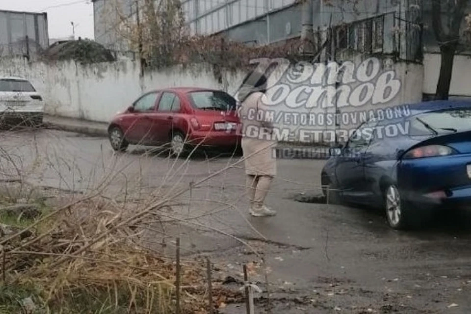 Машина попала в западню передним левым колесом. Фото: группа в VK Это Ростов - новости Ростова-на-Дону