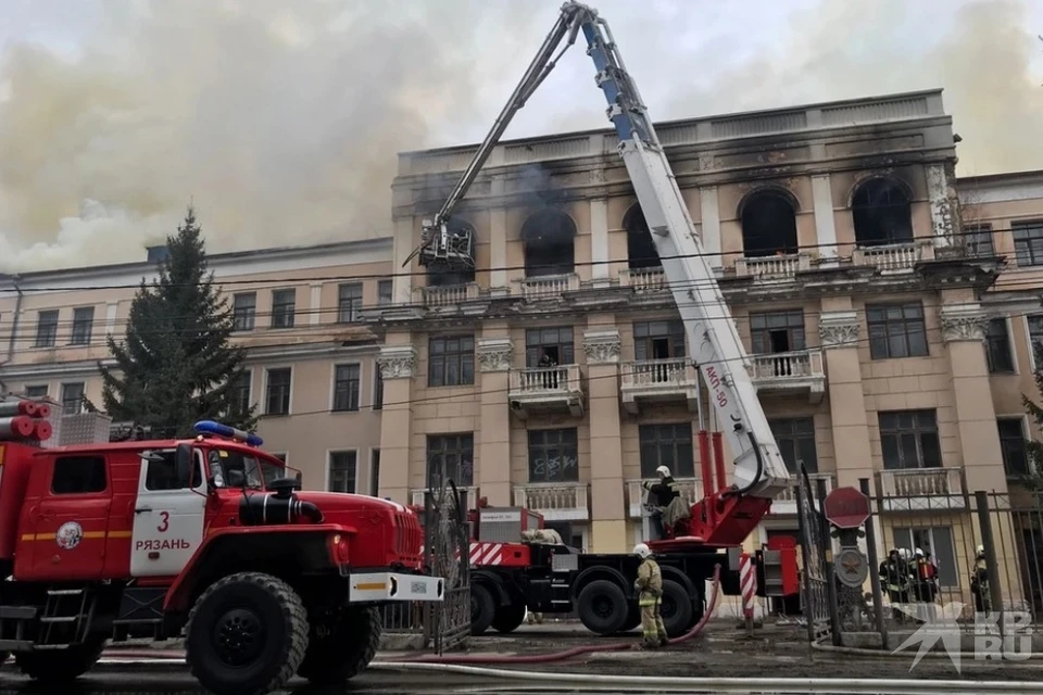 Здание бывшего училища связи в Рязани, горевшее в апреле, подожгли.