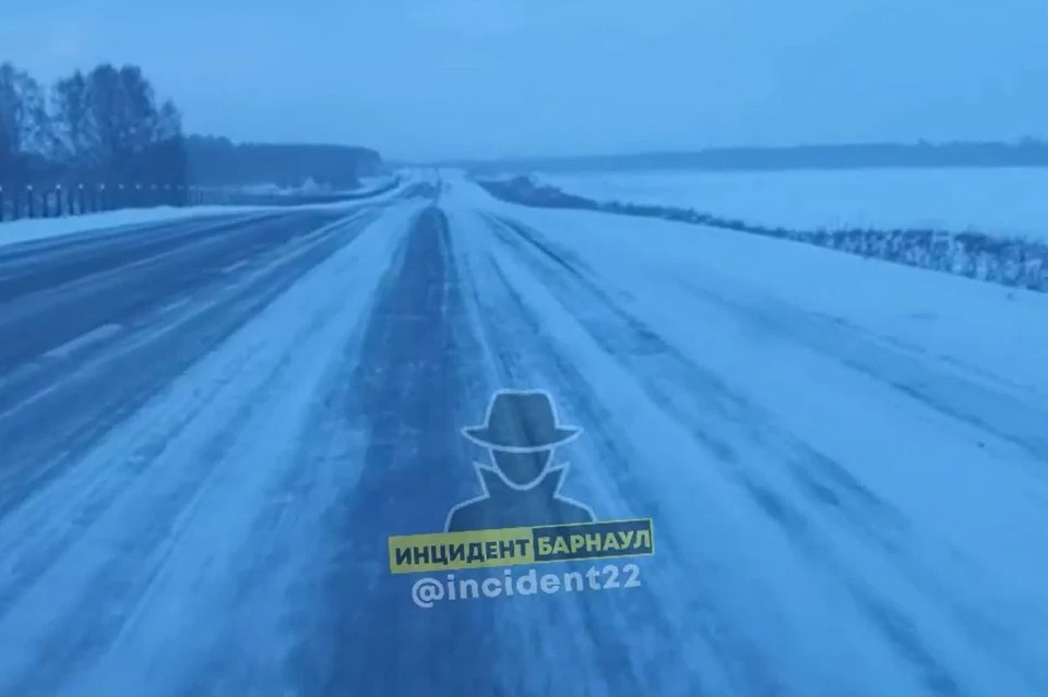 Трасс бийск. Гололед на дороге. Гололедица на трассе. Фото гололед на трассе. Гололед и гололедица.