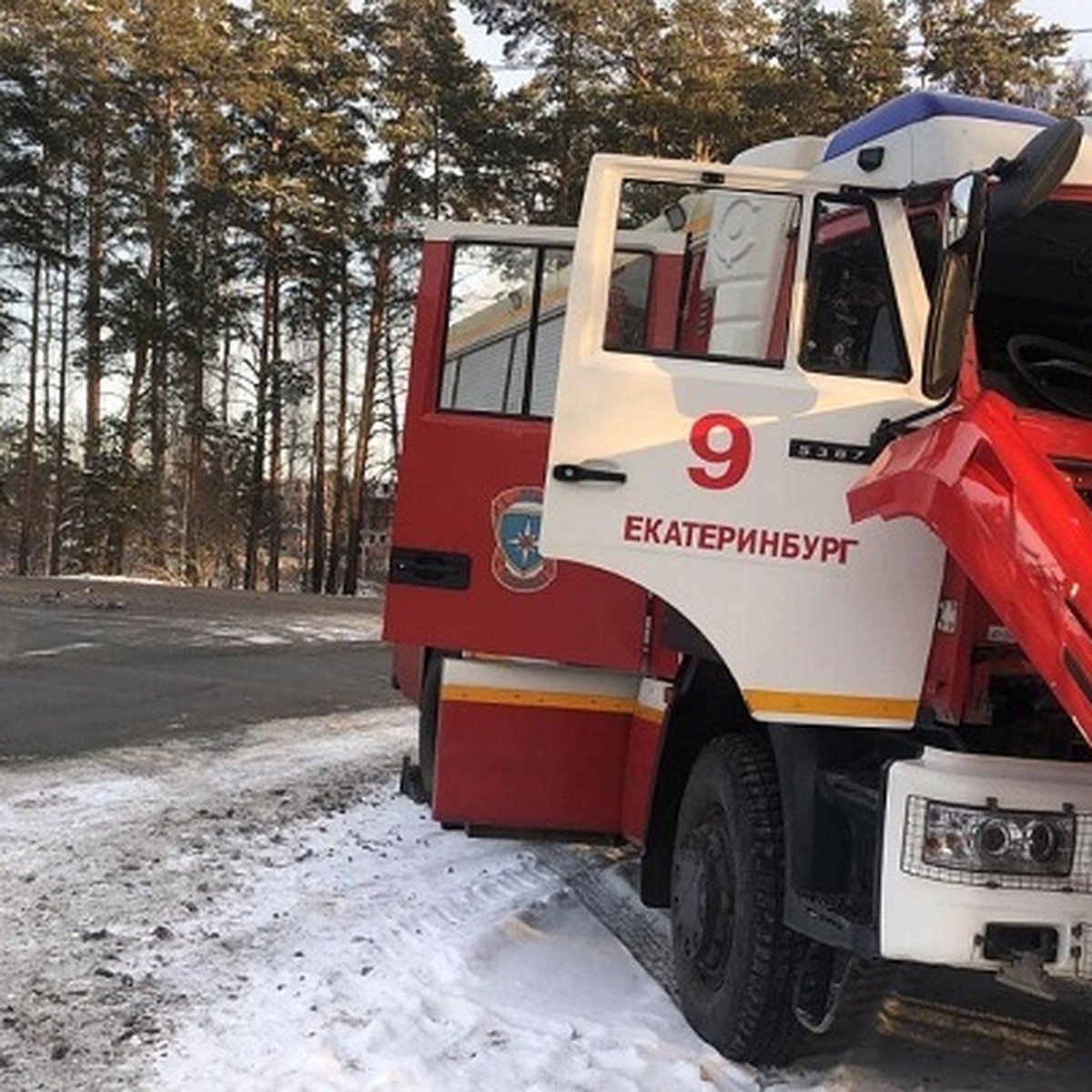 В Екатеринбурге спасатели, ехавшие тушить горящий ангар, попали в аварию -  KP.RU