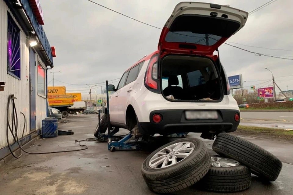 Шиномонтажникам готовы платить до 125 тысяч рублей.