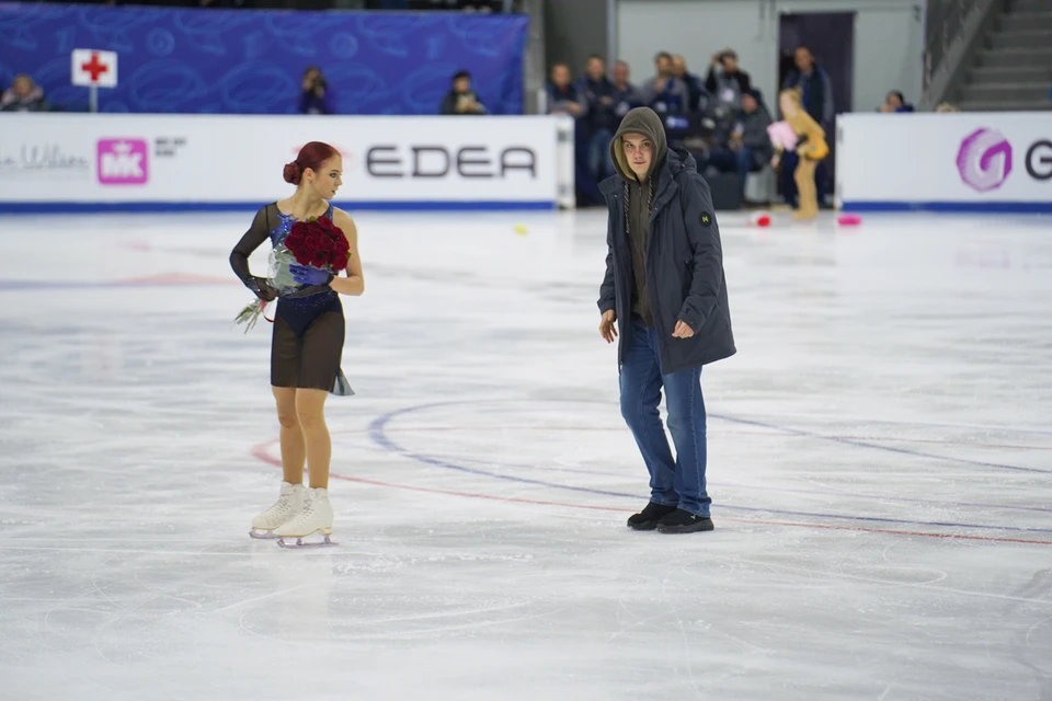 Фанат с цветами выбежал на лед в Самаре после выступления Саши Трусовой.