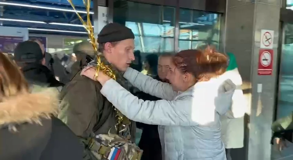 При выходе из самолета демобилизованные сахалинцы попали в объятия родных и близких. Фото: Telegram-канал «Военкор_65»