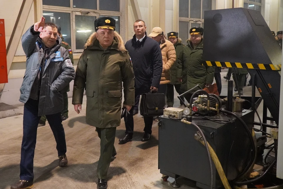 Генерал-полковник вручил отличившимся сотрудникам предприятий государственные награды Фото: Минобороны РФ