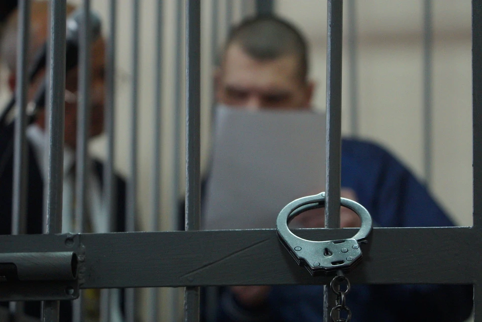 Чтобы ограбить подростка, подозреваемый надел на него наручники