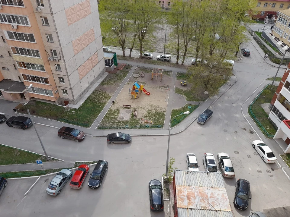 Житель Ноябрьска предложил разработать законопроект, позволяющий арендовать места во дворе под стоянку для автомобиля