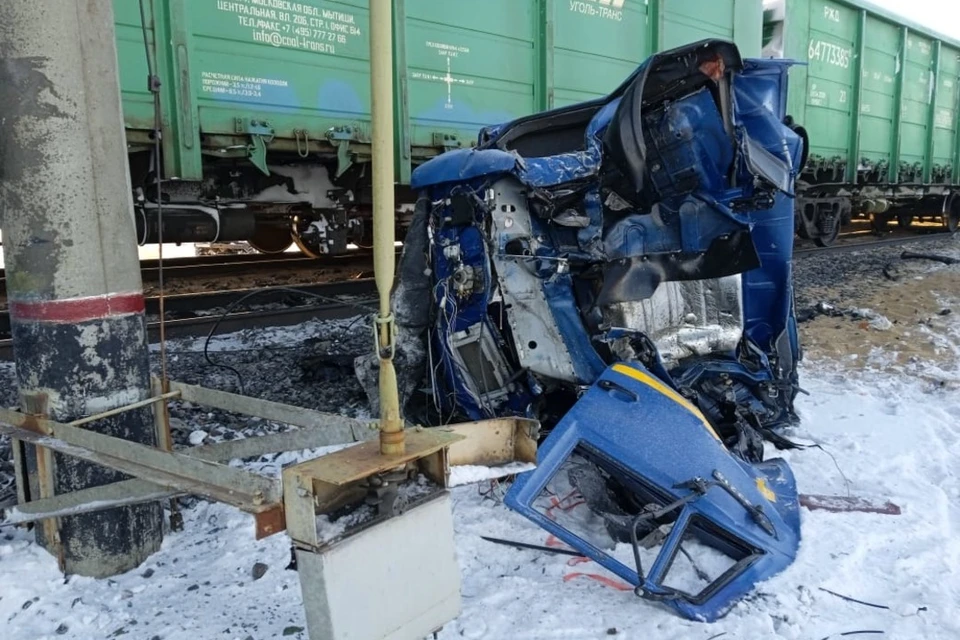23 ноября на переезде столкнулись поезд и КамАз. Фото: Восточное МСУТ СК России
