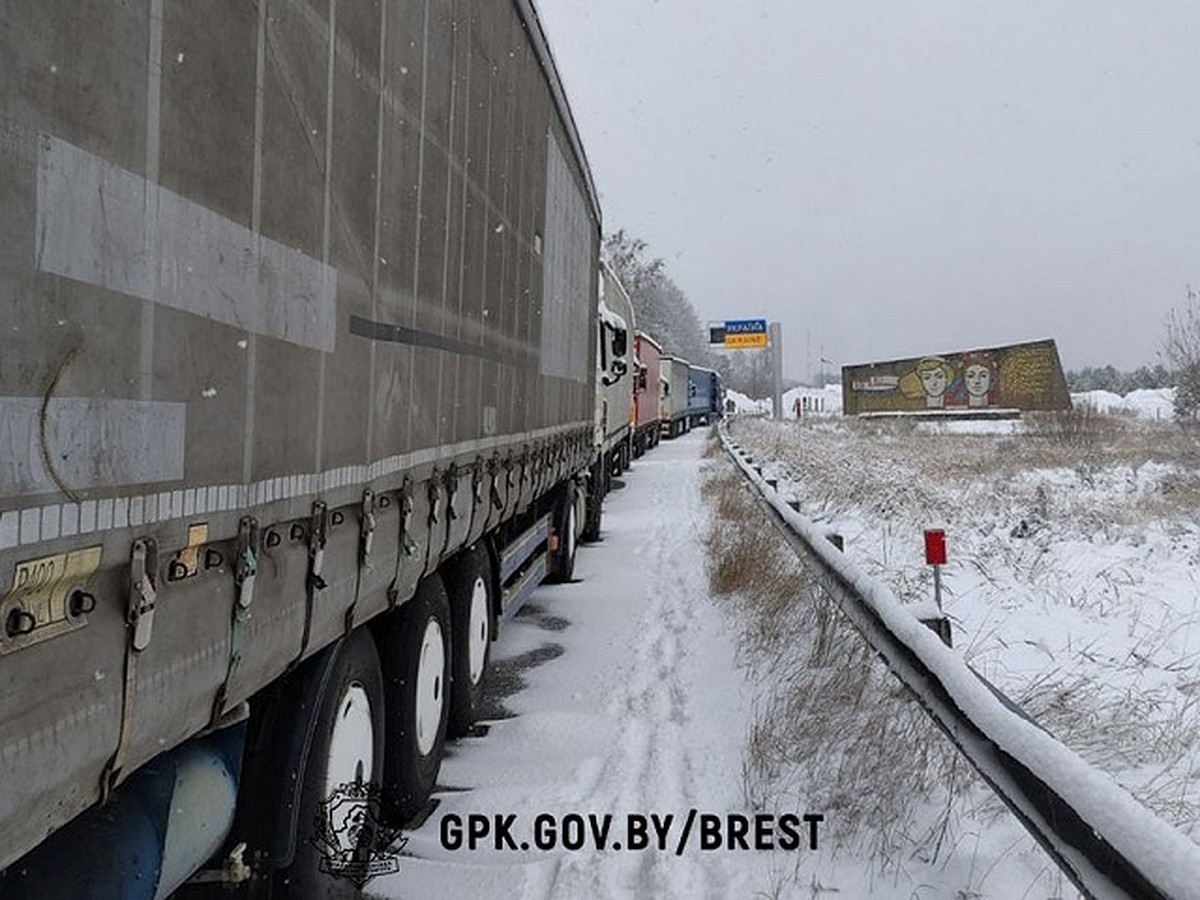 На границе с Украиной эвакуируют фуры, брошенные водителями после начала  спецоперации - KP.RU