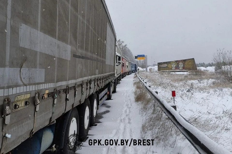 На границе Украины и Беларуси эвакуируют брошенные фуры. Фото: ГПК