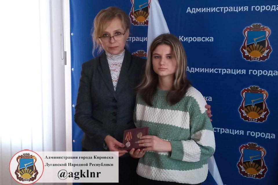 Виктория Сергеева (слева) передала семьям погибших воинов награды. Фото: Администрация Кировска