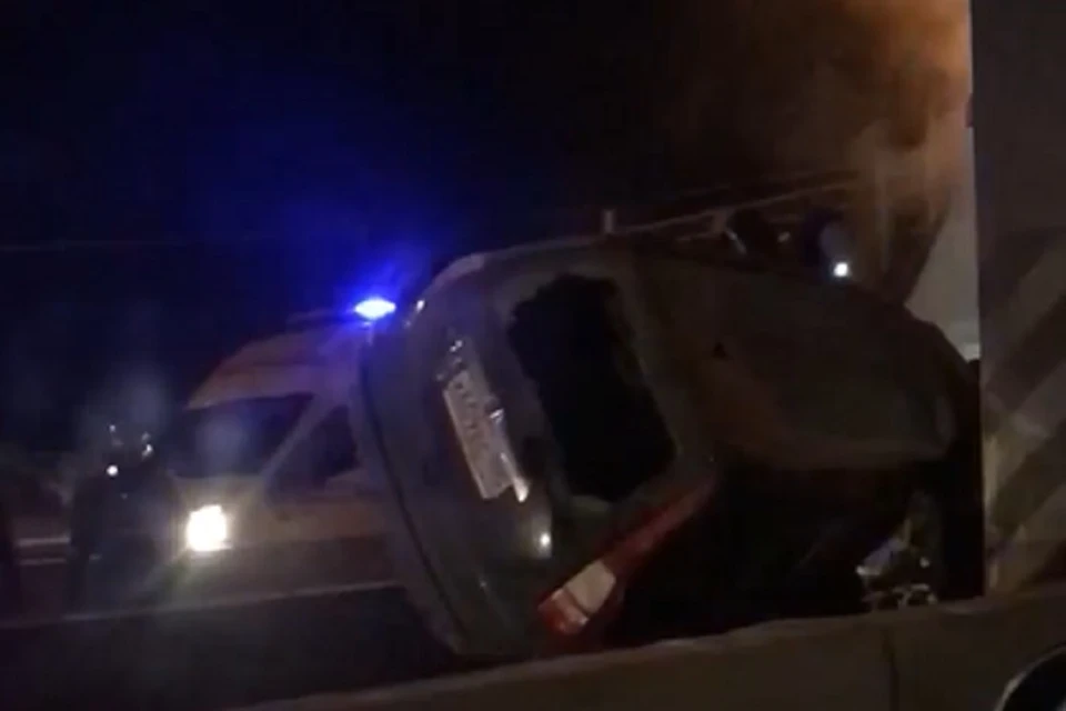 В Бердске кроссовер на скорости залетел между блоками под путепроводом. Фото: стоп-кадр.