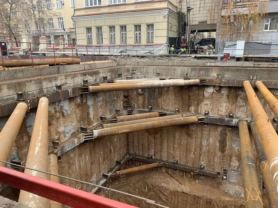 Глубина котлована достигает 20 метров. Фото: городская администрация