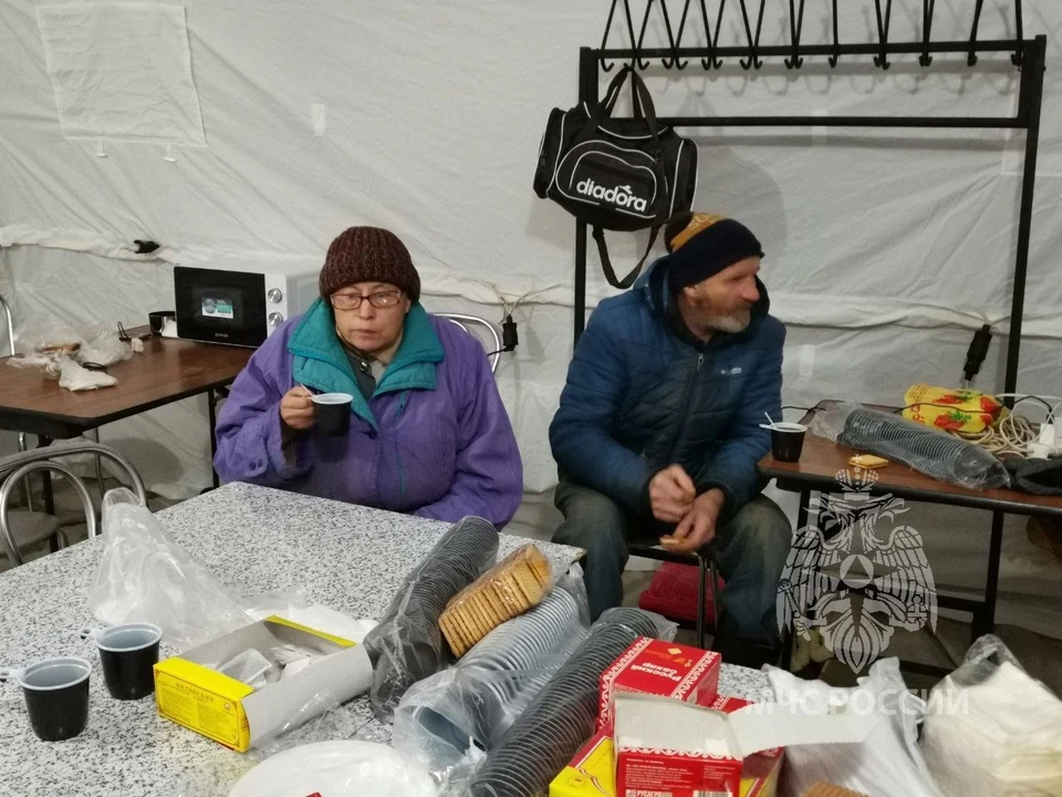 В Богородском районе МЧС организовали мобильный городок обогрева.
