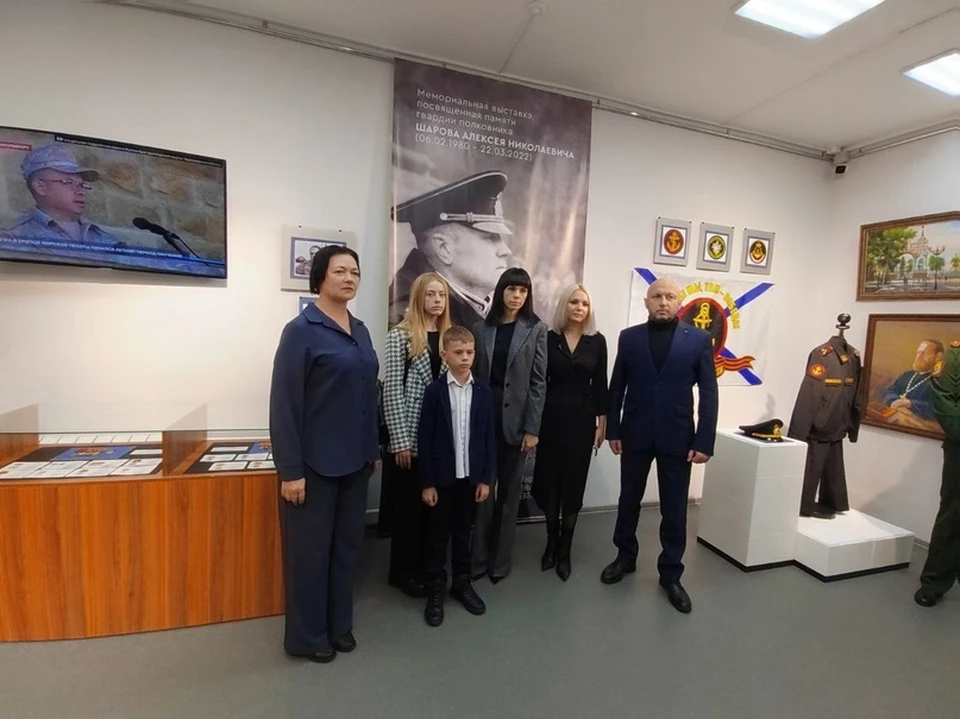 Руководитель Народного музея Елена Пастухова, дети Анна и Владислав Шаровы, супруга Ирина Шарова, заместитель мэра г. Благовещенска Виктория Хоратько и однокурсник полковника Анатолий Чмель на открытии выставки. Фото: Народный музей