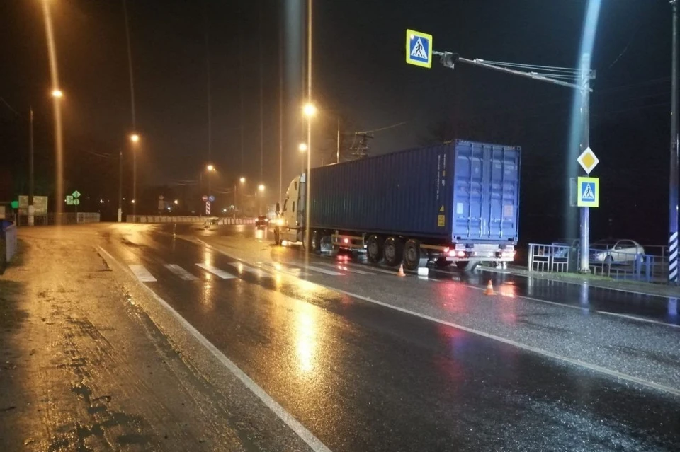 Водитель фуры насмерть сбил женщину Фото: пресс-служба ОГИБДД ОМВД РФ по Абинскому району
