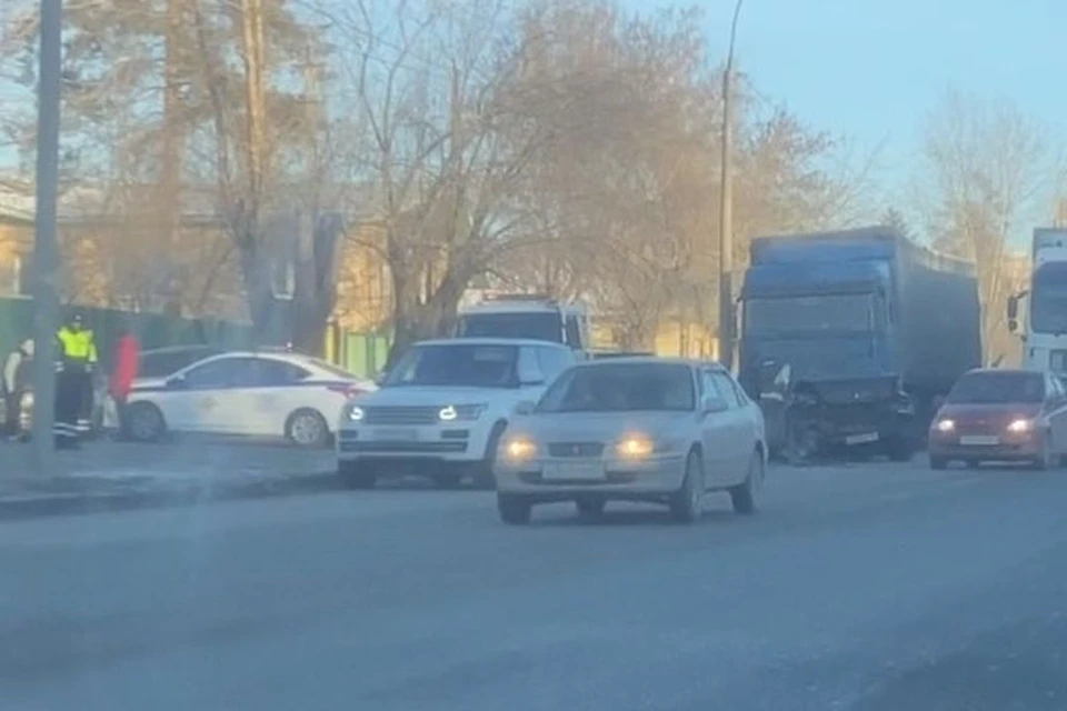 Массовое ДТП с участием трех машин произошло в Ленинском районе Новосибирска. Фото: стоп-кадр из видео / АСТ-54