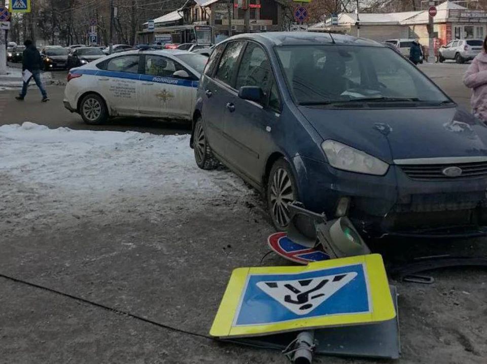 В туле сбили. ДТП на улице Челюскинцев 29 ноября. ДТП за пешеходным переходом.