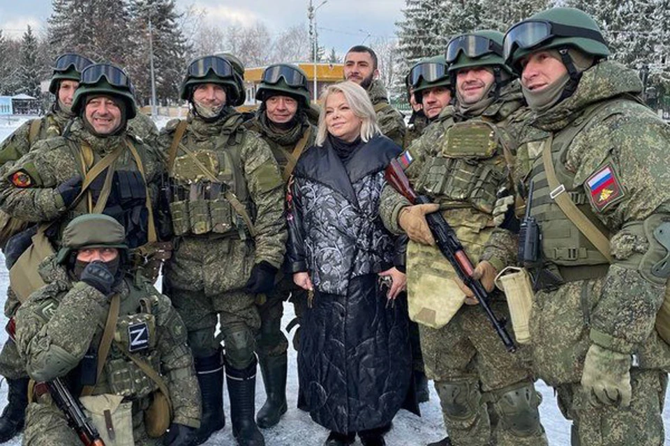 Яна Поплавская помогает российским бойцам и постоянно отправляет им гуманитарную помощь