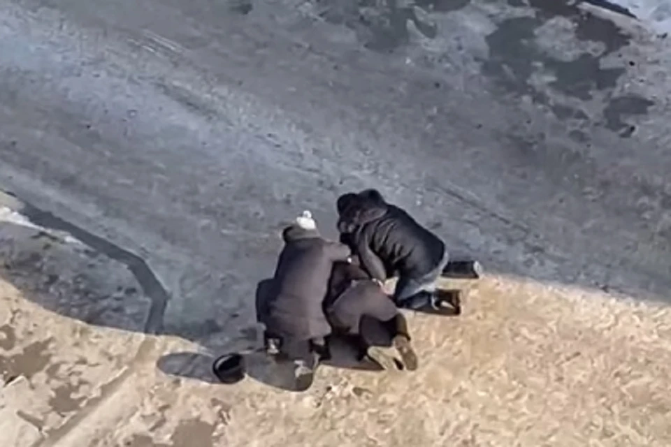 Полицейского, которого жёстко скрутили на улице, задержали за получение взятки. Фото: "АСТ-54".